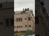 بالفيديو: الدفاع المدني يفشل محاولة وافد الانتحار من سطح عمارة بالإحساء