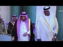 بالفيديو : شاهد تفاعل الملك ”سلمان “ مع العرضة خلال استقباله اليوم بالدوحة .