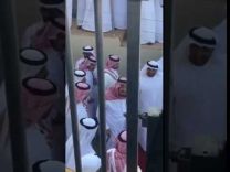 بالفيديو…خادم الحرمين يتوقف لرد تحية الترحيب .