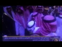 اثناء الحفل الثقافي بالكويت ممثل أراد التقاط صورة بشكل غبي مع الملك سلمان والحرس الشخصي يمنعه