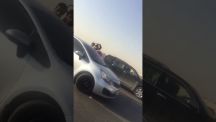 بالفيديو: ضرب شاب يغازل معلمات على طريق عام