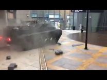 بالفيديو: دبابة عسكرية تقتحم دبي مول وسط دهشة الزوار