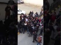 بالفيديو:شاهد ما جرى لأحد عناصر “خلية الكرك”المسلحة بعد وقوعه بيد الأردنيين