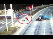 بالفيديو: معجزة تنجي طفلاً من أسفل شاحنة