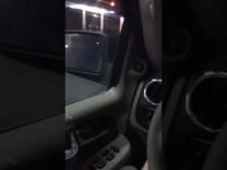 بالفيديو : لحظة هروب شاب بسيارته بعد تعبئتها بالوقود