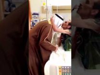 فيديو: الأمير متعب بن عبدالله يزور الشاعر الرشيدي في المستشفى.. والشاعر يشكره ببيت شعر