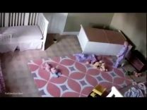 بالفيديو: طفل ينقذ شقيقه من الموت بعد سقوط دولاب خشبي عليه