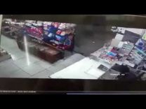 بالفيديو … لحظة سطو لصان على بقالة و الكاميرا ترصد ملامح أحدهما