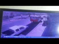 بالفيديو : سيارة مسرعة تدهس وتقذف شخص في الهواء