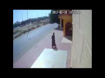 بالفيديو .. شاهد كيف سرق شاب جهاز تشغيل السماعات من أحد المساجد