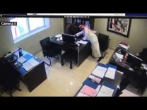 فيديو يوثّق سرقات الباحث عن وظيفة في عدة مكاتب