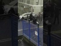 بالفيديو: مجموعة من اليهود يعتدون بالضرب على شرطي مرور بريطاني