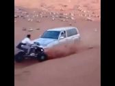 بالفيديو : تصادم عنيف بين سيارة جيب ودباب أثناء ممارسة هواية “التطعيس”
