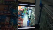 بالفيديو : شخص يهاجم متسوق ويسدد له عدة طعنات داخل تموينات
