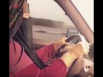بالفيديو : سيدة سعودية تقود سيارتها بالمملكة بطريقة إحترافية