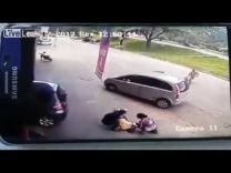 بالفيديو: كفر سيارة يضرب رجل برأسه وهو يسير برفقة زوجته