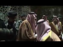 ولي ولي العهد يقبل قدم الملك سلمان أثناء توديعه بالمطار..