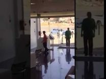 بالفيديو.. مواطن يقتحم فرع شركة اتصالات بـ “ساطور”..