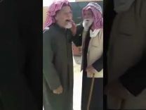 بالفيديو: القدر يجمع أصدقاء “مسنين” تقابلا بعد مدة طويلة من الفراق.. فكان هذا حديثهم! .