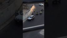 بالفيديو : أفارقة يقودون “دبابات” يهاجمون رجل أمن ويعتدون عليه !وأحدهم صدمه فطيره في الهواء ..