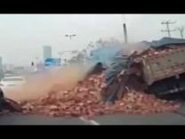 بالفيديو: حادث مروع لشاحنة تردم سيارة بالطوب خلال توقفها بأحد إشارات المرور