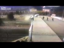 بالفيديو: سيارة تصدم أحد المارة وتسقط معه من فوق جسر