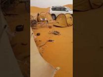 مواطن يوثق آثار العاصفة الرملية على موقع رحلة برية