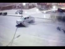 بالفيديو: متهور يتسبب في حادث مروع لسيارة هايلوكس