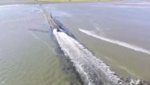 بالفيديو: لقطات جوية لسائق مجنون يجازف بحياته ويعبر جسرا مغمورا بالمياه