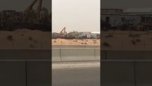 بالفيديو ..  محل تشليح سيارات يركن طائرة للخطوط السعودية ضمن البضائع