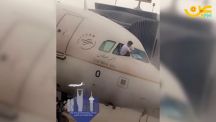 بالفيديو: طيار يمسح زجاج الطائرة على طريقة سواقين الدداسن أثر العاصفة الرملية في مطار الرياض