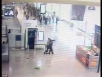 بالفيديو .. لحظة هجوم بلقاسم على شرطية بمطار أورلي الفرنسي ومقتله