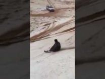 بالفيديو: شباب القصيم يستمتعون بالتزحلق على الثلج
