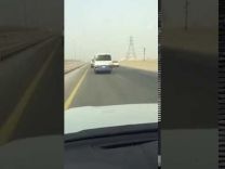 بالفيديو: سائقا حافلتين تقلان طالبات يتلاعبان على الطريق بسرعة جنونية