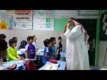 بالفيديو … رغم كبر سنه.. معلم سعودي يشرح لطلابه تعلم نون التنوين فاللغة العربية بطريقه طريفة