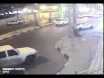 بالفيديو: مقيم ينجو بأعجوبة من الدهس تحت عجلات سيارة مسرعة