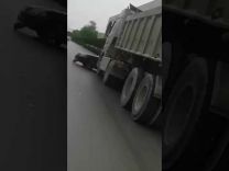 الإطاحة بسائق الشاحنة الذي ظهر في مقطع فيديو يسحل سيارة تستقلها عائلة سعودية