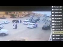 بالفيديو … سيارة تدهس طالب عند باب المدرسة