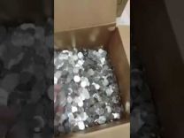 بالفيديو: معبراً عن غضبه.. مواطن يقدم أتعاب مكتب عقاري على شكل عملات معدنية “هلل”