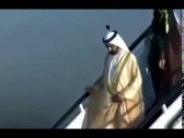 بالفيديو : لحظة تعثُّر حاكم دبي أثناء نزوله من الطائرة بمطار عمان