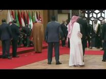 شاهد: لحظة السقوط العنيف للرئيس اللبناني ميشال عون داخل قاعة القمة العربية