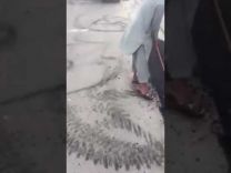 فيديو: مواطن يفضح شركة قامت بإزالة طبقة من الطريق ومن ثم إعادة تعبيده مدعية انهائها للعمل