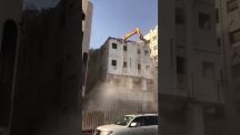 بالفيديو: إزالة مبنى قديم بطريقة كارثية والأهالي يتساءلون من المسؤول!