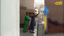 بالفيديو: ملتحي يتهجم على النساء بالمسجد النبوي وقوات الأمن تلقي القبض عليه