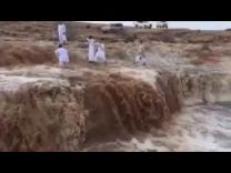 بالفيديو … يبي يصورهم وبلش بتاليه
