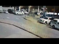 فيديو جديد لمحاولة سرقة سيارة شاص من المعارض