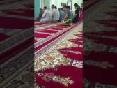 بالفيديو … وغد يدغدغ رجلي شخص بالصلاة . وقام ولمخه