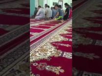 بالفيديو … وغد يدغدغ رجلي شخص بالصلاة . وقام ولمخه