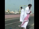 بالفيديو : مشاجرة عنيفة وتبادل لـ “اللكمات” بين شخص و رجل أمن على طريق سريع