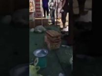 بالفيديو..سيدة تدخل في حالة إغماء أثناء مضاربة عنيفة بين مجموعة من العمال